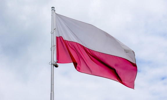 zdjęcie przedstawia powiewającą flagę