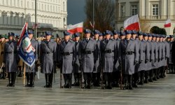 zdjęcie przedstawia policjantów ubranych na galowo stojących na baczność podczas uroczystości.