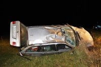 Na zdjęciu widać samochód marki BMW. Auto leży na boku. Widać dach pojazdu, rozbitą przednią szybę i otwartą klapę bagażnika.