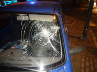Na zdjęciu widać rozbitą przednią szybę w samochodzie fiat seicento