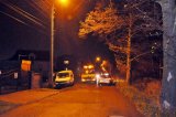 Na zdjęciu widać drogę, przy której w rowie znajduje się volkswagen transporter. Obok samochodu widać policyjny radiowóz oraz lawetę.