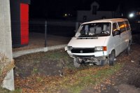 Na zdjęciu widać volkswagena, który znajduje się w przydrożnym rowie. Pojazd ma rozbitą przednią szybę oraz uszkodzoną lampę i maskę.