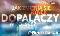 Grafika: Brązowo-niebieskie tło, na którym widnieje biały napis #WspólnieBezpieczni – Jak zmienia się rynek dopalaczy w Polsce