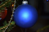 Na zdjęciu widać bombkę choinkową, która ma niebieski kolor