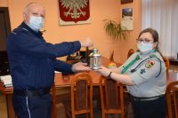 Na zdjęciu widać Komendanta Powiatowego Policji w Tarnowskich Górach insp. Krzysztofa Hajdy, który z rąk harcerki odbiera Betlejemskie Światło Pokoju.