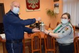 Na zdjęciu widać Komendanta Powiatowego Policji w Tarnowskich Górach insp. Krzysztofa Hajdy, który z rąk harcerki odbiera Betlejemskie Światło Pokoju.