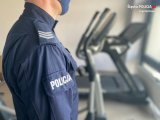 umundurowany policjant podczas kontroli siłowni