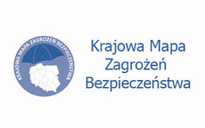 Grafika: na białym tle z lewej strony zdjęcia widać kontur mapy Polski, nad którym rozpościera się parasol. Nad parasolem widnieje napis Krajowa Mapa Zagrożeń Bezpieczeństwa. Z prawej strony Grafiki napis: Krajowa Mapa Zagrożeń Bezpieczeństwa