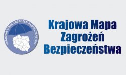 Grafika: na szarym tle z lewej strony zdjęcia widać kontur mapy Polski, nad którym rozpościera się parasol. Nad parasolem widnieje napis Krajowa Mapa Zagrożeń Bezpieczeństwa. Z prawej strony Grafiki napis: Krajowa Mapa Zagrożeń Bezpieczeństwa