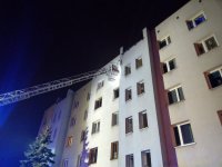 Na zdjęciu widać blok, przed którym wysunięta została strażacka drabina