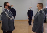 Na zdjęciu widać Pierwszego Zastępcę Komendanta Powiatowego Policji w Tarnowskich Górach mł. insp. Sławomira Bylickiego, któremu Naczelnik Wydziału Prewencji kom. Piotr Skolik składa meldunek. W tle zdjęcia widać nowoprzyjętych policjantów.