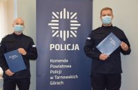Na zdjęciu widać nowych policjantów, pomiędzy którymi znajduje się baner z policyjną gwiazdą i napisem Komenda Powiatowa Policji w Tarnowskich Górach.