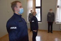 Na zdjęciu widać nowo przyjętych policjantów. W tle widać Kierownika RPI asp. szt. Rafała Śpiewoka oraz Kierownika Referatu Wykroczeń asp. szt. Benedykta Tomalkę.