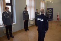 Na zdjęciu widać nowego adepta oraz Naczelnika, Komendanta Komisariatu oraz Kierowników Referatu