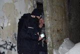 Na zdjęciu widać policjanta, który rozmawia z osobą bezdomną