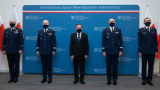 Na zdjęciu widać od lewej Komendanta Wojewódzkiego Policji w Opolu  inspektora Rafała Kochańczyka, Komendanta Głównego Policji generalnego inspektora Jarosława Szymczyka, Ministra Mariusza Kamińskiego,  Komendanta Wojewódzkiego Policji w Kielcach nadinspektora Jarosława Kaletę oraz Komendanta Wojewódzkiego w Katowicach inspektora Romana Rabsztyna.