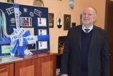 Na zdjęciu widać Komendanta Powiatowego Policji w Tarnowskich Górach insp. Krzysztof Hajdę, który stoi obok gabloty, w której znajdują się między innymi, sznur oficerski, imiennik, legitymacja służbowa oraz medale.
