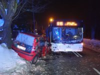 Na zdjęciu widać uszkodzony przód autobusu komunikacji miejskiej oraz z lewej strony autobusu samochód marki Fiat Panda