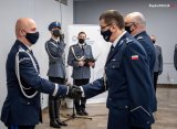Zdjęcie kolorowe. Widoczni umundurowani policjanci, w tym Komendant Główny Policji oraz insp. Roman Rabsztyn