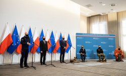 Na zdjęciu: Minister Mariusz Kamiński, Wiceminister Błażej Poboży oraz opiekunowie psów służbowych z podopiecznymi