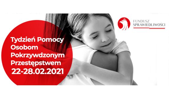Na zdjęciu widać dziewczynkę tulącą się do matki. Na czerwonym tle widnieje napis:   „Tydzień Pomocy Osobom Pokrzywdzonym Przestępstwem 22-28.02.2021&quot; W prawym górnym rogu: Fundusz Sprawiedliwości.