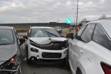 Na zdjęciu widać drogę, na której znajdują się trzy zderzone ze sobą samochody osobowe