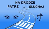 Plakat akcji pn. &quot;Patrz i Słuchaj&quot;. Na niebieskim tle, na środku plakatu,  znajduje się czarna, kręta droga z białym przejściem dla pieszych. Po jednej stronie drogi są oczy, po drugiej ucho - w kolorze czarnym. Na górze plakatu  widnieje napis: Na drodze patrz i słuchaj, również w kolorze czarnym.