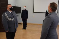 Na zdjęciu widać pełniącego obowiązki Komendanta Powiatowego Policji w Tarnowskich Górach młodszego inspektora Sławomira Bylickiego, któremu  Naczelnik Wydziału Ruchu Drogowego aspirant sztabowy Marceli Zymela składa meldunek.