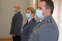 Na zdjęciu widać Naczelnika Wydziału Ruchu Drogowego aspiranta sztabowego Marcelego Zymelę , Specjalistkę Zespołu Kadr i Szkolenia aspirant sztabową Anetę Bartoszewską oraz przedstawiciela Komisariatu Policji w Zbrosławicach aspiranta sztabowego Adama Mrozeka.