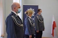 Na zdjęciu widać Naczelnika Wydziału Ruchu Drogowego aspiranta sztabowego Marcelego Zymelę , Specjalistkę Zespołu Kadr i Szkolenia aspirant sztabową Anetę Bartoszewską oraz przedstawiciela Komisariatu Policji w Zbrosławicach aspiranta sztabowego Adama Mrozeka.