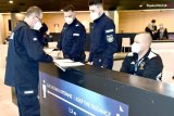 Komendant Komendant Wojewódzki Policji w Katowicach insp. Roman RABSZTYN rejestruje się w punkcie szczepień