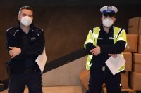 Na zdjęciu widać dwóch stojących obok siebie policjantów z drogówki oraz prewencji.