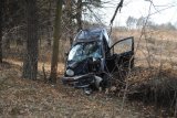 Na zdjęciu widać uszkodzony samochód marki Daewoo Matiz, którym kierująca wjechała do rowu i uderzyła w drzewo.