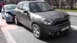Na zdjęciu widać samochód marki mini cooper, w którego wjechał kierowca forda. Ford ma zgnieciony przód.