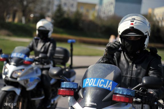 Na zdjęciu widać dwóch policyjnych motocyklistów