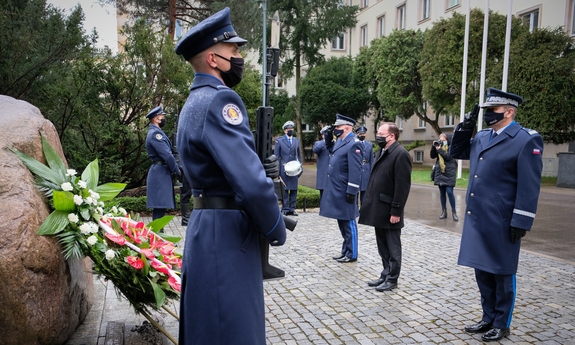 Minister Spraw Wewnętrznych i Administracji, Komendant Główny Policji i jego Zastępca składają hołd przed obeliskiem.