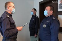 Zdjęcie kolorowe. Widoczni policjanci uczestniczący w spotkaniu, w tym Komendant Wojewódzki Policji w Katowicach oraz Komendant Powiatowy Policji w Tarnowskich Górach młodszy inspektor Sławomir Bylicki