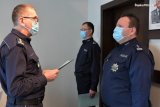 Zdjęcie kolorowe. Widoczni policjanci uczestniczący w spotkaniu, w tym Komendant Wojewódzki Policji w Katowicach oraz Komendant Powiatowy Policji w Tarnowskich Górach młodszy inspektor Sławomir Bylicki