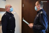 Zdjęcie kolorowe. Widoczni policjanci uczestniczący w spotkaniu, w tym Komendant Wojewódzki Policji w Katowicach oraz Pierwszy Zastępca Komendanta Powiatowego Policji w Tarnowskich Górach komisarz Wojciech Nowak.