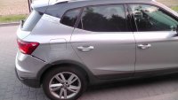 Na zdjęciu widać bok samochodu marki seat. Auto ma uszkodzony tylny zderzak