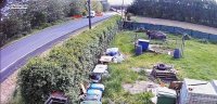 Na zdjęciu widać drogę, po której jedzie rowerzysta oraz biały bus. Wskazują ich czerwone strzałki.