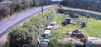 Na zdjęciu widać drogę, po której biegnie kierowca białego busa. Sylwetka mężczyzny dla wyróżnienia została otoczona czerwonym kołem.