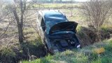 Na zdjęciu widać samochód Fiat Panda, który znajduje się w przydrożnym rowie. Auto ma wgniecenie na dachu, otwartą maskę oraz rozbitą przednią szybę.