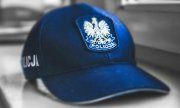 Na zdjęciu widać policyjną czapkę z daszkiem