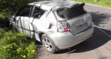 Na zdjęciu widać zniszczony samochód osobowy marki Toyota Corolla. Auto ma wgnieciony dach i powybijane szyby.
