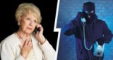 Na zdjęciu widać seniorkę, która w ręku trzyma słuchawkę i rozmawia z zamaskowanym przestępcą.