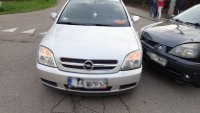 Na fotografii widać dwa samochody biorące udział w zdarzeniu.