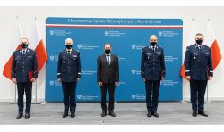 Minister Mariusz Kamiński i komendant główny Policji Jarosław Szymczyk z powołanymi komendantami.