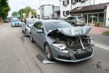 Na zdjęciu widać volkswagena, który ma zgnieciony przód i podniesioną do góry maskę. W tył pojazdu wbity jest citroen. Za samochodami widać policyjny radiowóz.