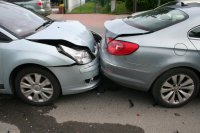 Na zdjęciu widać przód citroena i tył volkswagena, w który wjechał citroen. Auta są uszkodzone